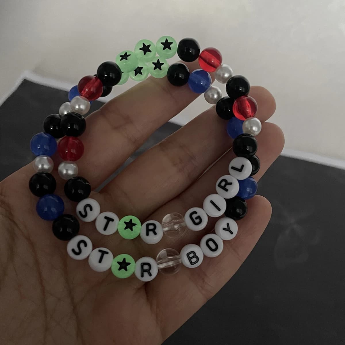 Bracelets faits à la main avec lettres pour hommes et femmes, perles acryliques, bracelets Shoes réglables, HipHop Star, fille et garçon, livraison directe