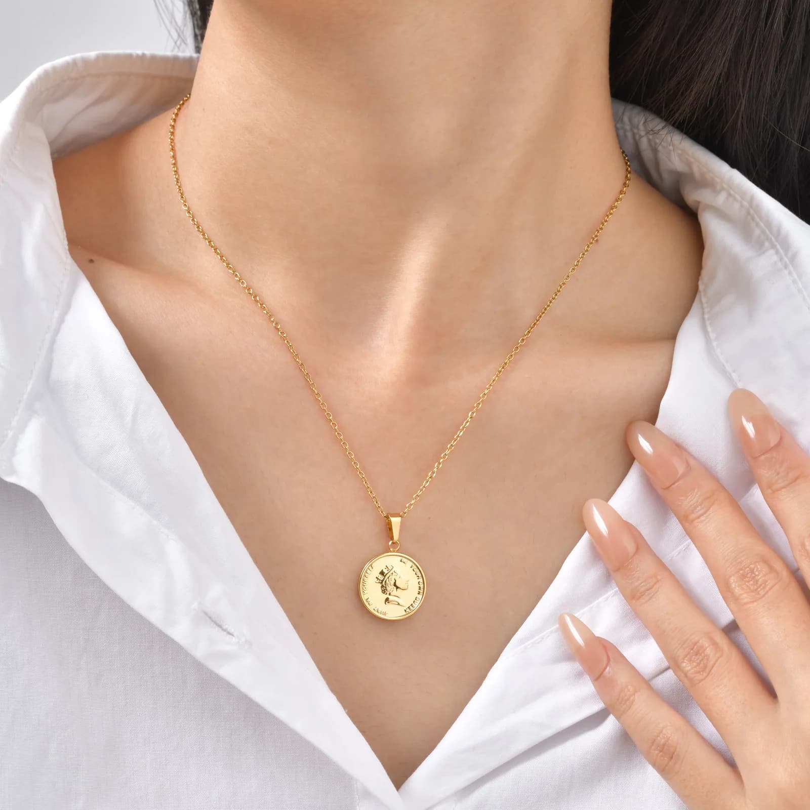 Collier pendentif vintage avec médaille de la reine Élisabeth, pièce de monnaie en acier inoxydable avec portrait d'Élisabeth pour femmes, médaille de déesse, bijoux de mode