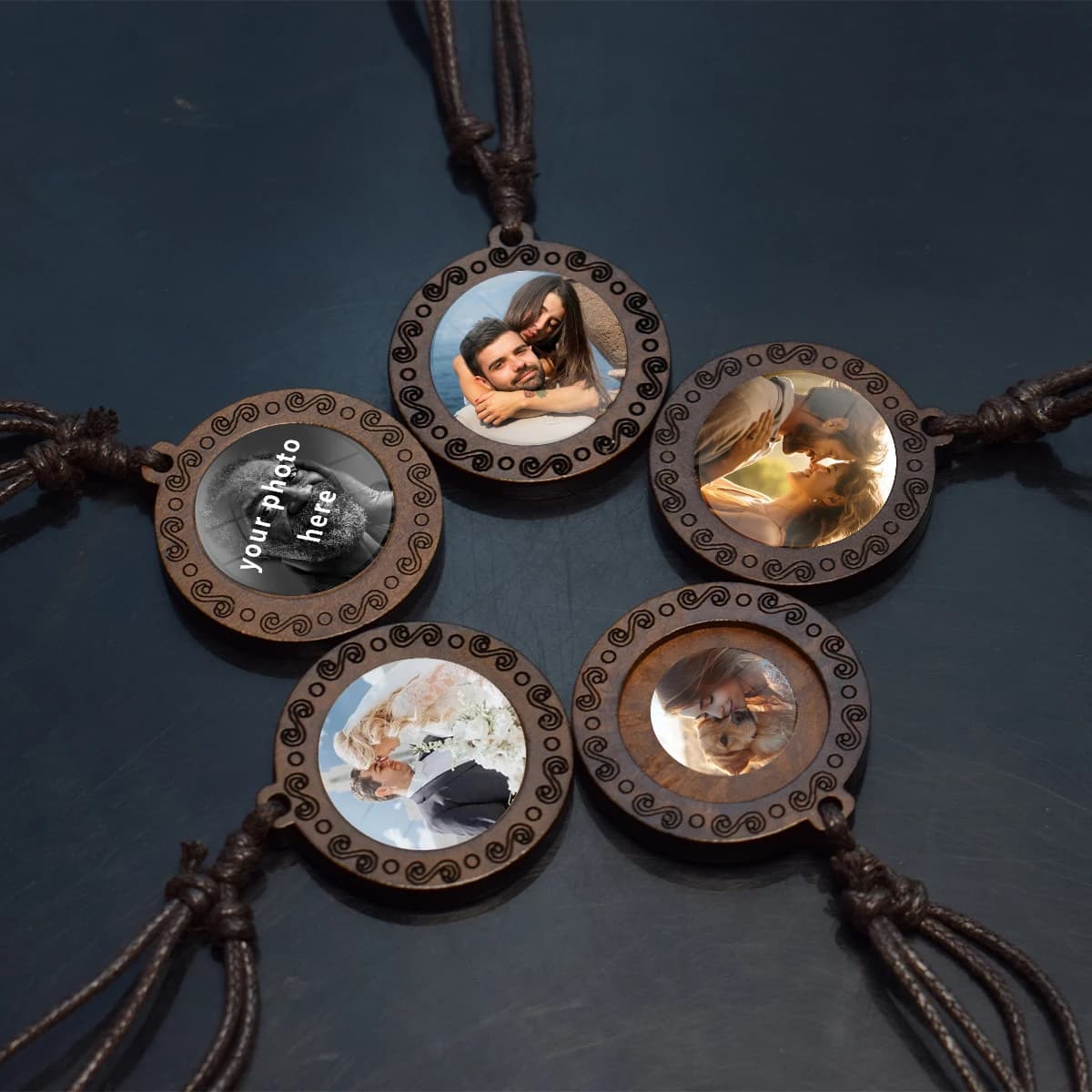 Collier personnalisé en bois avec pendentif photo sur chaîne en corde – Cadeau idéal pour couples et familles
