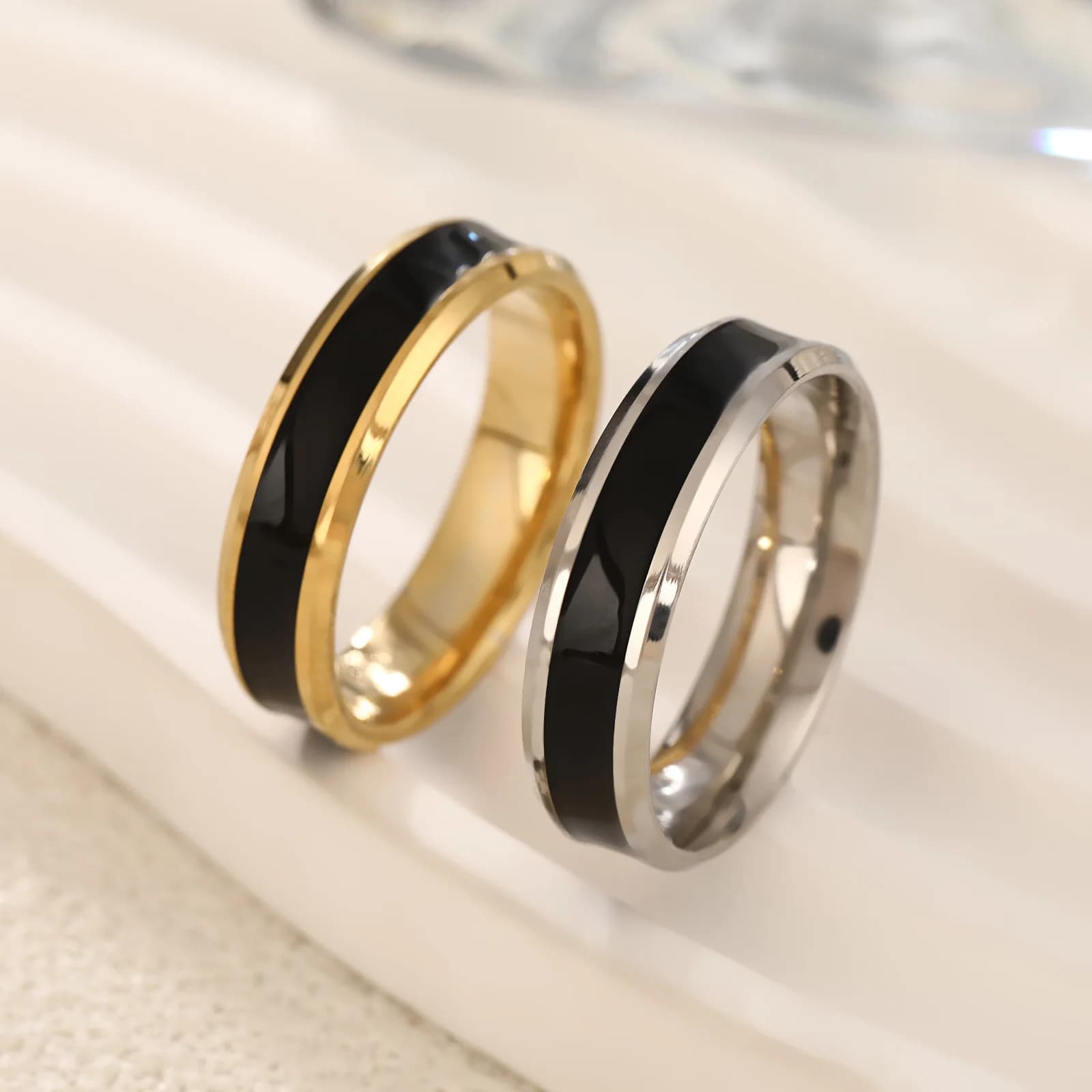 Bague noire en acier inoxydable pour hommes et femmes, minimaliste, lisse, tendance, bijoux de Couple, cadeau de mariage, vente en gros