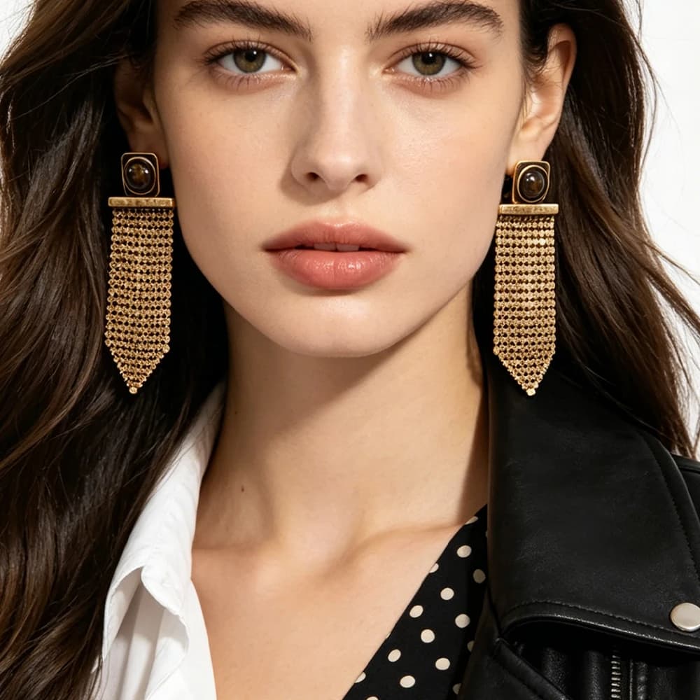 Boucles d'oreilles Art Déco martelées en maille dorée avec franges