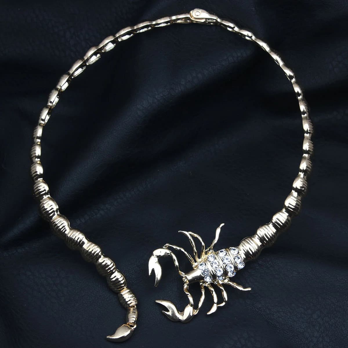 Collier exagéré
