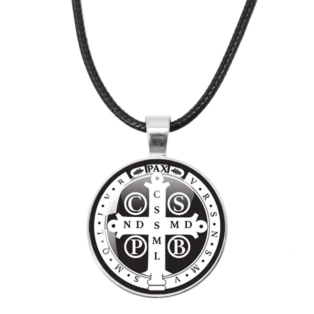Collier en corde de cuir avec médaillon de Saint benoît