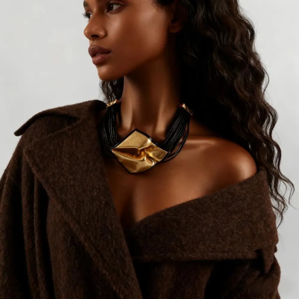 Collier de déclaration en cordon tressé noir avec pendentif géométrique texturé doré