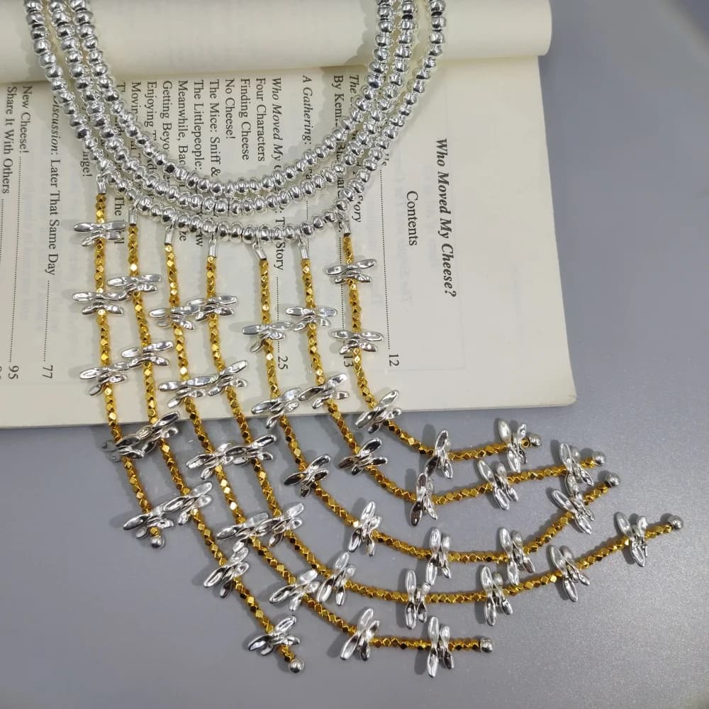 Collier géométrique en pierre de riz dorée style Cour Noble Espagnole 2026