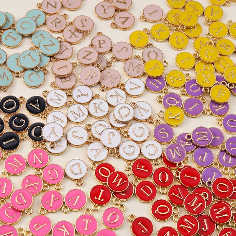 Leslie 10 pièces 8 couleurs mignon Mini Alphabet 26 lettres pendentifs à breloque pour bricolage nom bijoux collier Bracelet boucle d'oreille cadeaux d'anniversaire