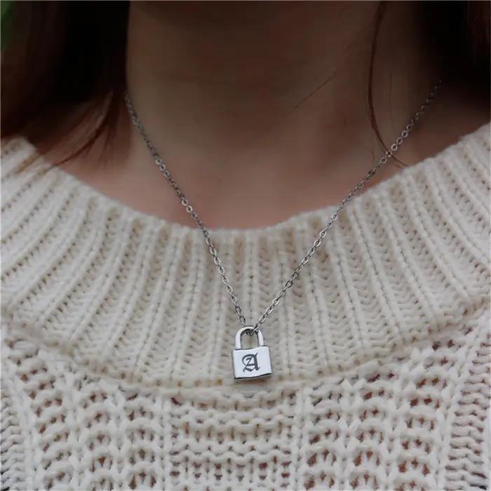 Collier avec pendentif cadenas initial en acier inoxydable