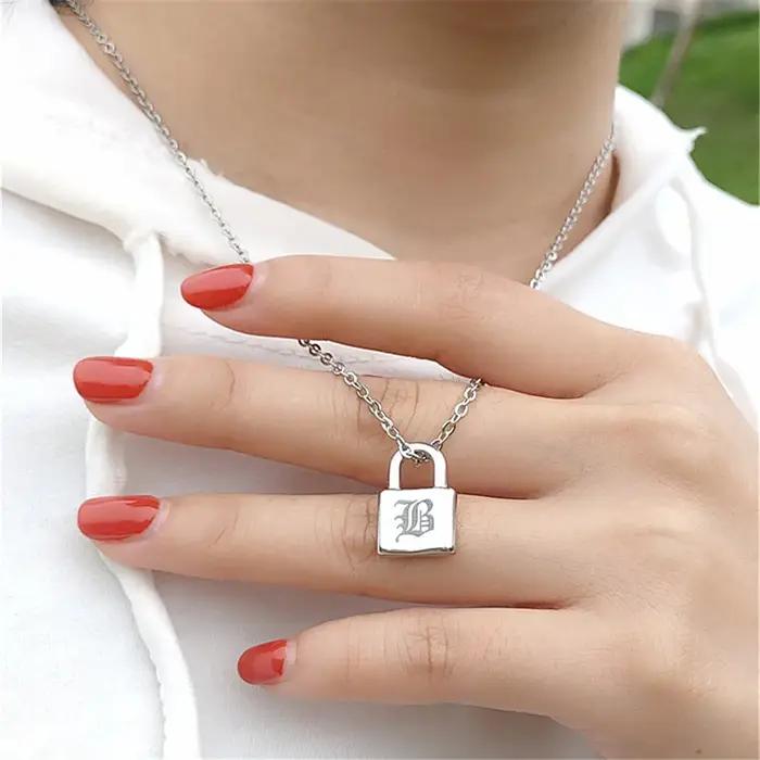 Collier avec pendentif cadenas initial en acier inoxydable