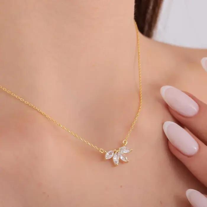 Collier élégant pour femme en acier inoxydable avec zircon œil de cheval