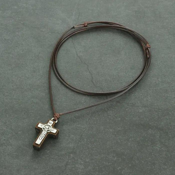 Collier crucifix INRI en bois pour homme femme traditionnellement inspiré occasions spéciales et port quotidien