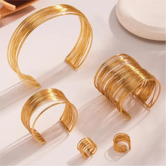Collier ras du cou superposé en fil torsadé