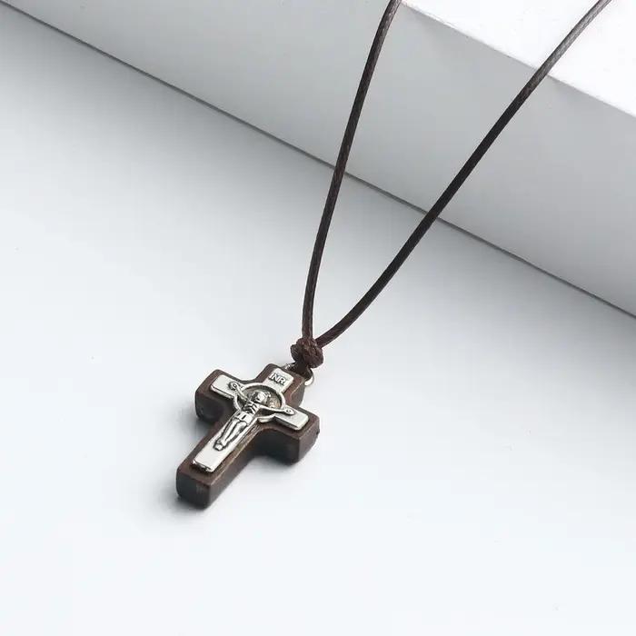 Collier crucifix INRI en bois pour homme femme traditionnellement inspiré occasions spéciales et port quotidien
