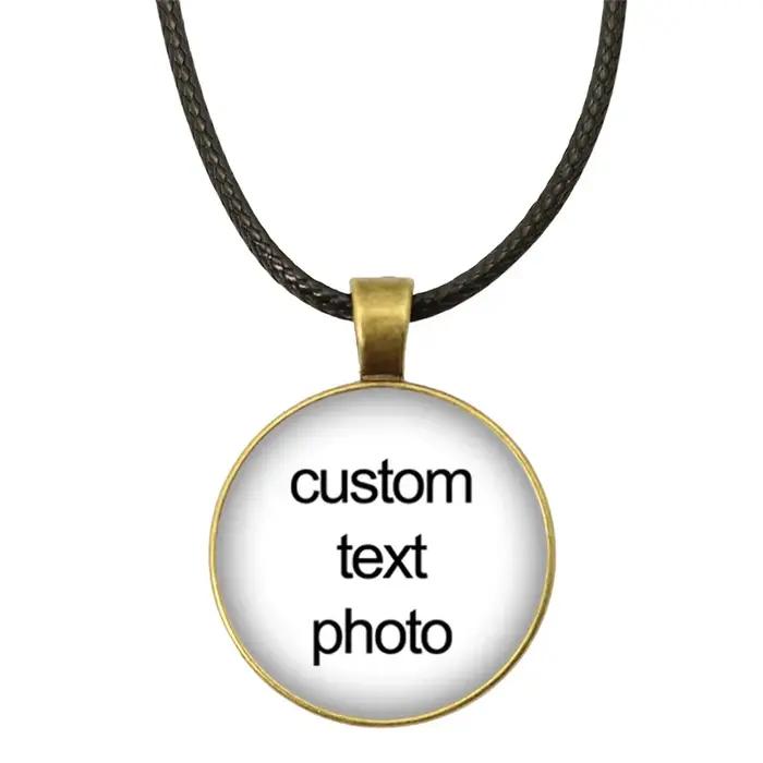 Collier personnalisé en alliage de zinc avec chaîne en corde en cuir noir et pendentif cabochon en verre pour engagement et occasions spéciales hommes femmes
