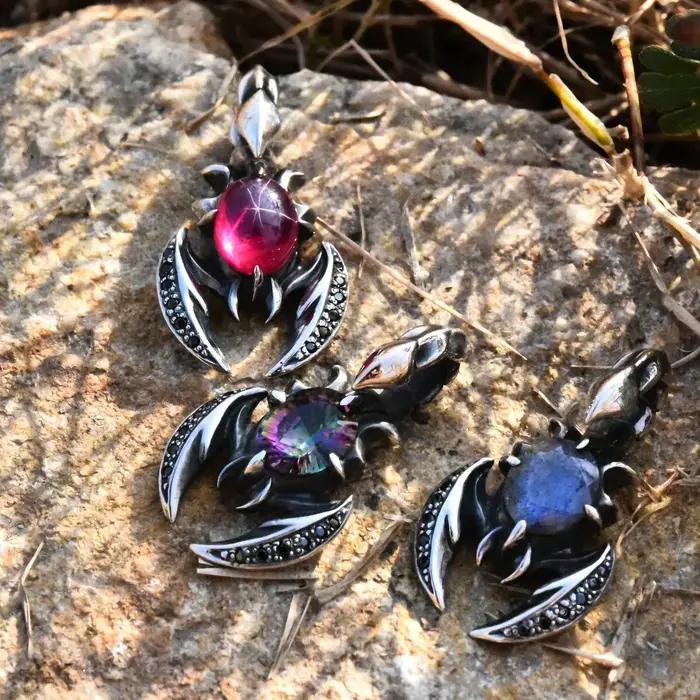 Collier avec pendentif scorpion en cristal rouge et diamants noirs