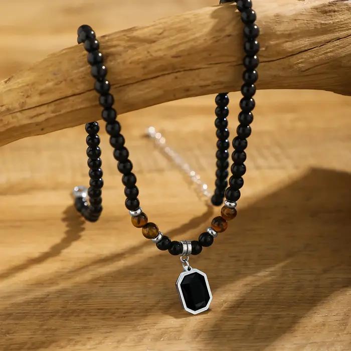 Collier de perles noires avec pendentif carré pour hommes
