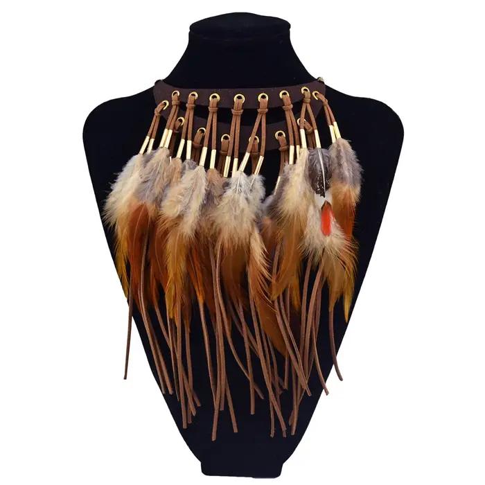 Collier avec pendentif en cuir et plumes longues marron et noir