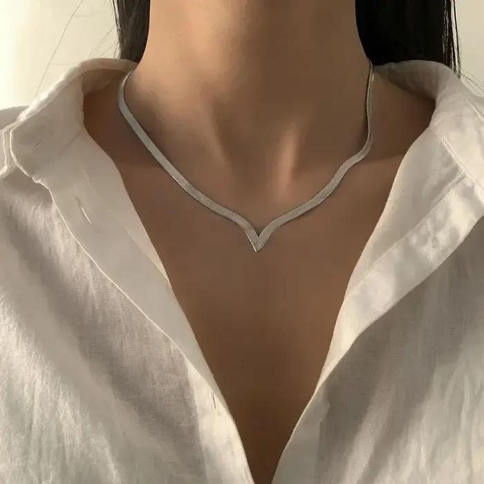 Chaîne serpent plate ras du cou en métal à chevrons pour femmes