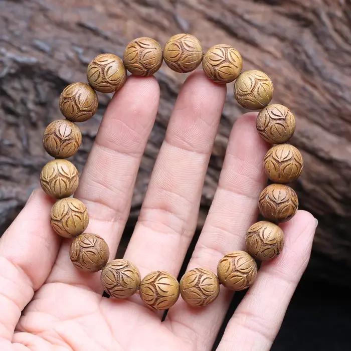 Bracelet sculpté en bois de santal naturel