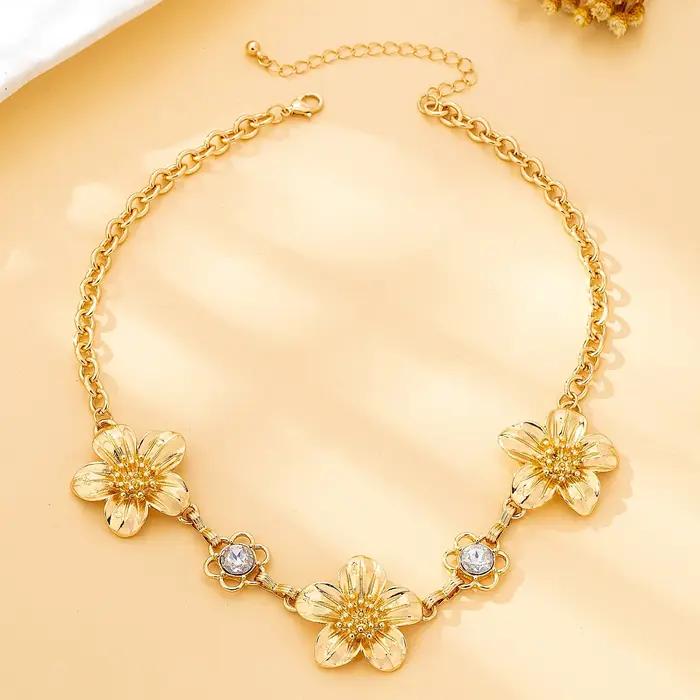 Collier simple pour femme avec fleur brillante