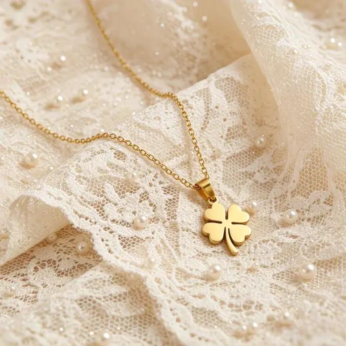 Collier pendentif trèfle à quatre feuilles en acier inoxydable or pour femme usages quotidiens et occasions spéciales