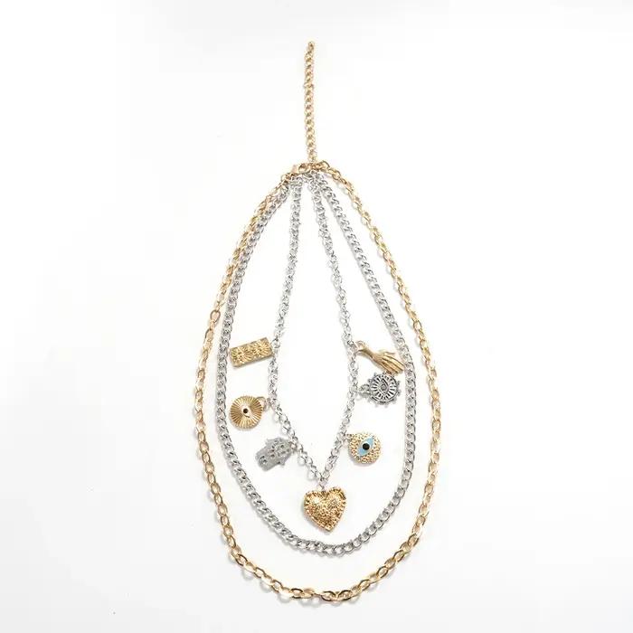 Collier à breloques superposées bicolore style bohème audacieux