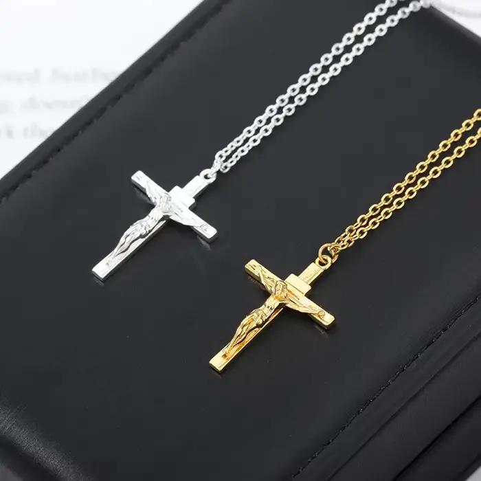 Collier croix de Jésus modern style or jaune clair pour femmes et hommes bijou de foi spiritualité occasions religieuses