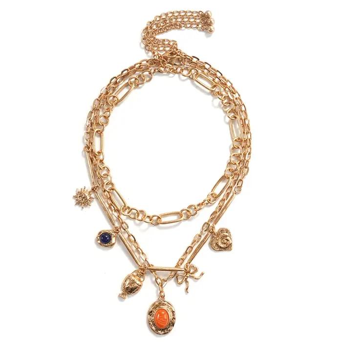 Collier superposé multi-breloques en or (style bohème éclaté) – Bijou tendance parfait pour les brunches, les rendez-vous et les tenues élégantes qui allient fantaisie et originalité