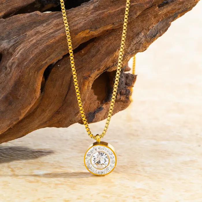Collier en acier inoxydable plaqué or 18 carats avec pendentif CZ pour femmes romantique et hypoallergénique occasion spéciale quotidienne