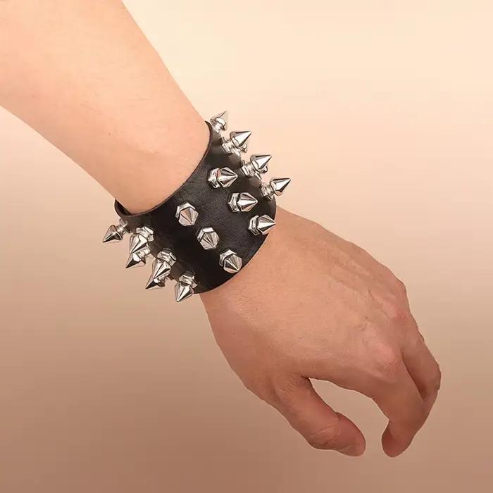 Bracelet punk gothique en cuir noir avec rivets à pointes et marquage à chaud pour homme et femme occasions spéciales