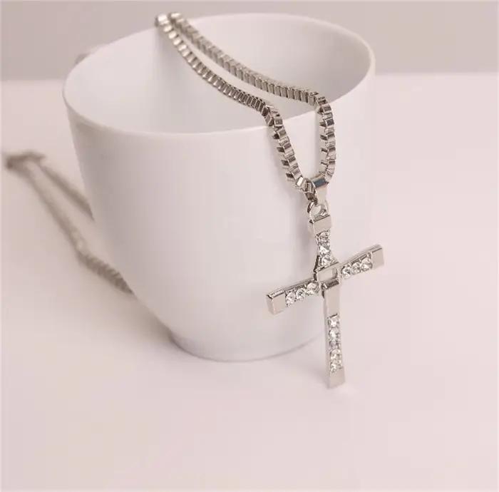 Collier croix homme en alliage de zinc avec strass or jaune clair ou rouge marron pour occasions spéciales et collection de bijoux masculin