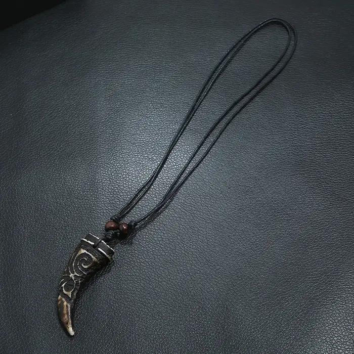 Collier pour homme en forme de dent de loup