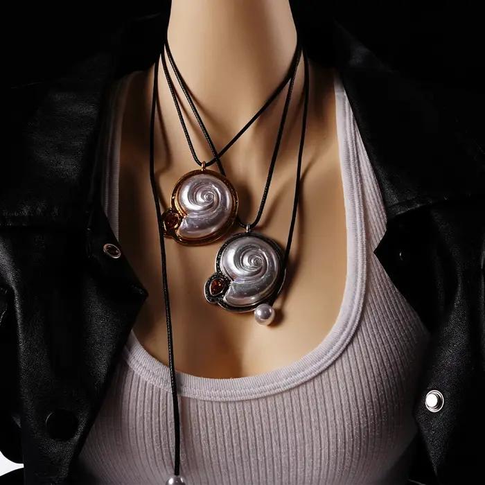 Grand Collier Conque Blanc, Pull-Over