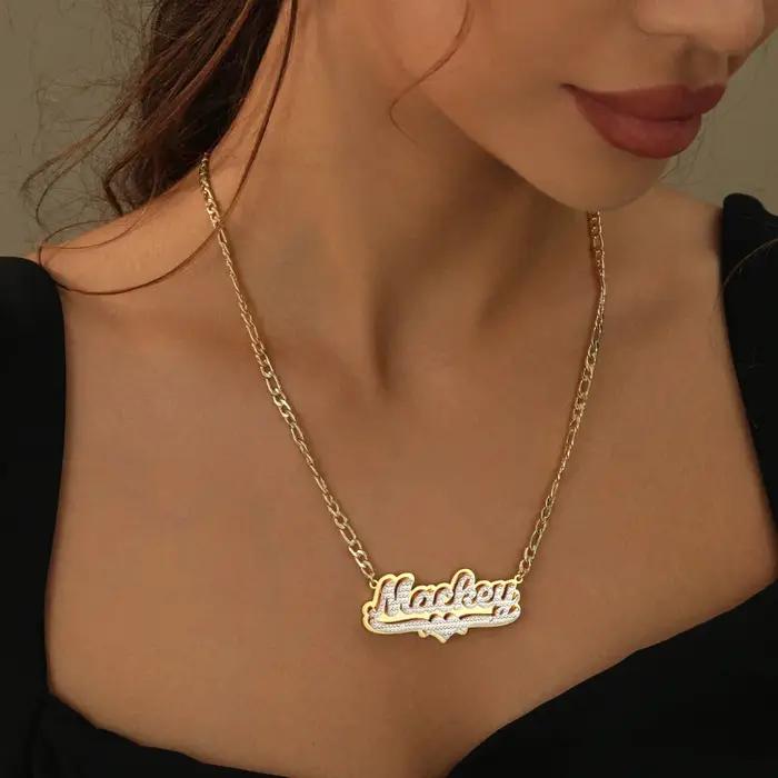Collier avec plaque signalétique en or 18 carats
