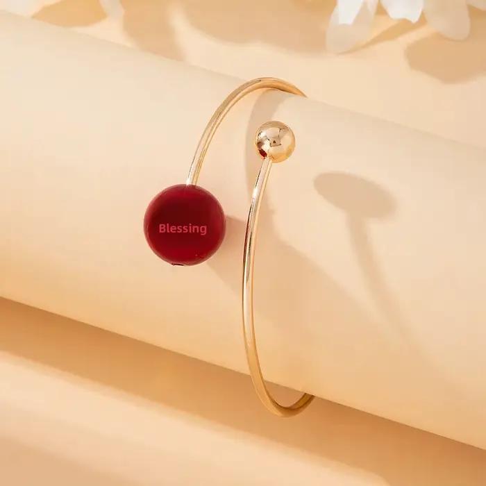 Ensemble collier et bracelet assortis rouge et or
