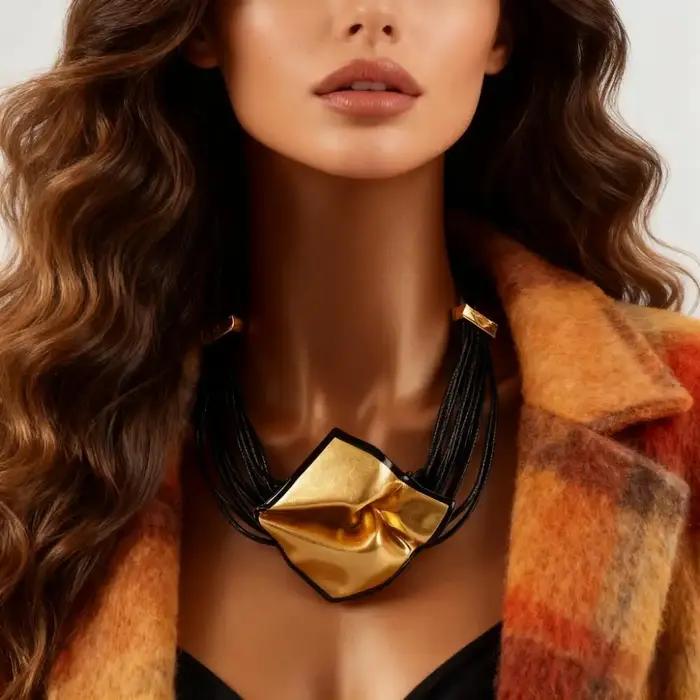 Collier de déclaration en cordon tressé noir avec pendentif géométrique texturé doré