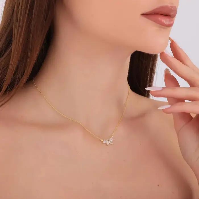 Collier élégant pour femme en acier inoxydable avec zircon œil de cheval