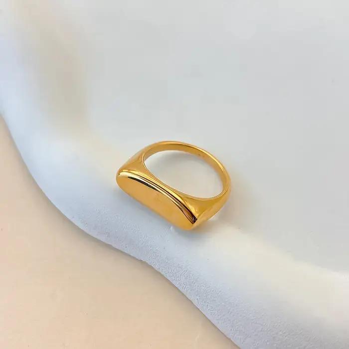 Bague signet plaquée or 18 carats