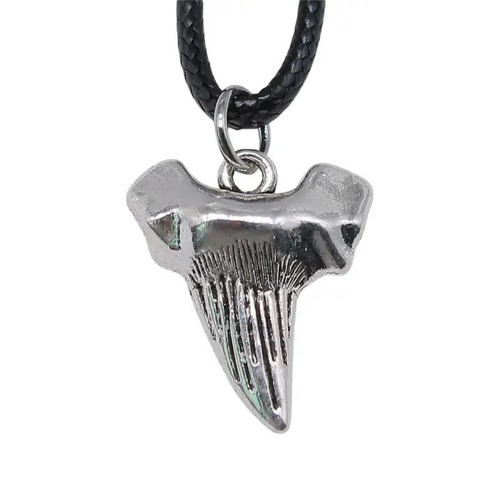 Pendentif dent de requin en faux cuir noir