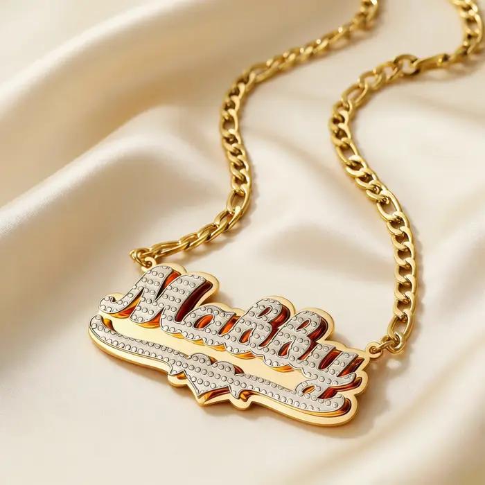 Collier avec plaque signalétique en or 18 carats