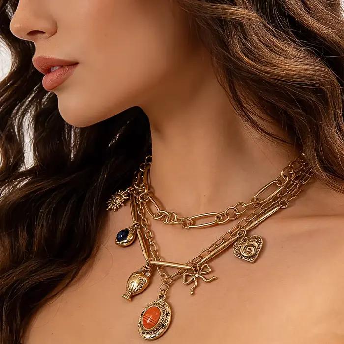 Collier superposé multi-breloques en or (style bohème éclaté) – Bijou tendance parfait pour les brunches, les rendez-vous et les tenues élégantes qui allient fantaisie et originalité
