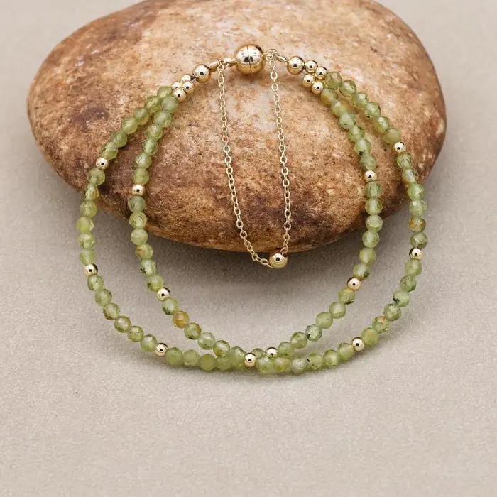 Bracelet de perles bohème simple et élégant double couche de perles de cristal olivine avec fermoir aimant pour femmes occasions spéciales