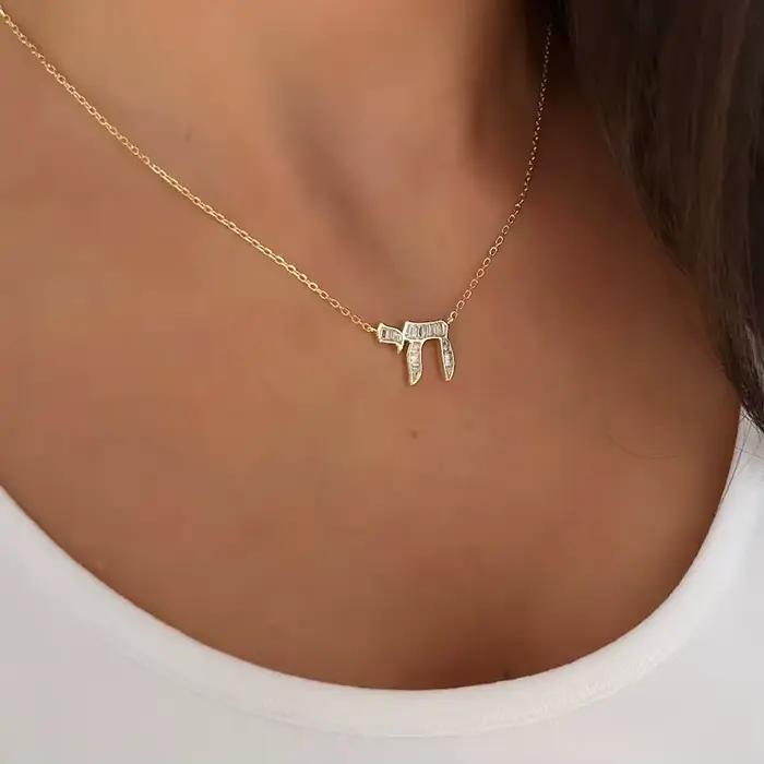 Collier Amulette Chai en Or avec Zircons Scintillants Bijoux pour Femme Occasions Spéciales Symbole de Vie Prospérité Gratitude