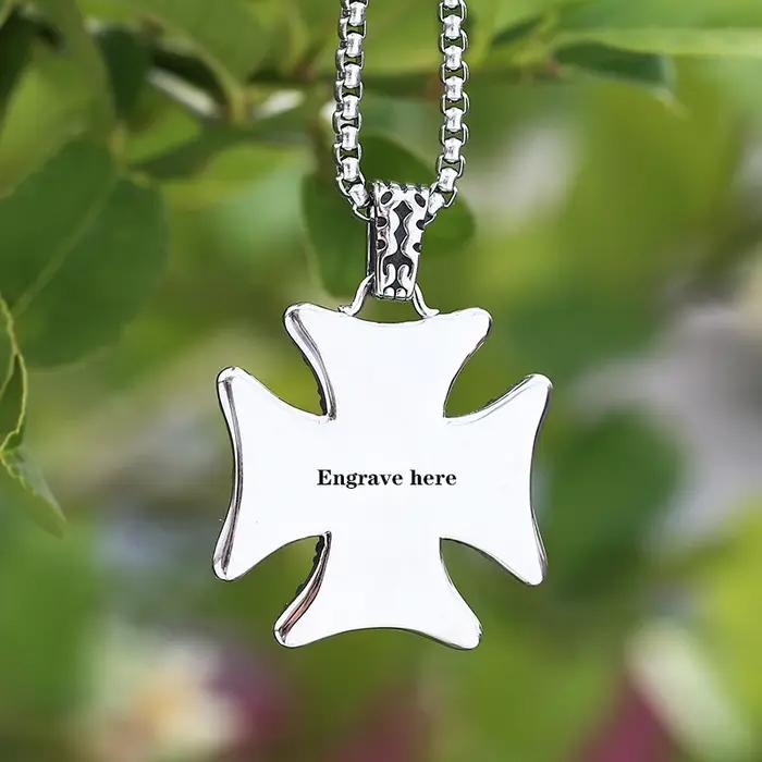 Collier Long Pendentif Croix Rayée avec Nom Gravé