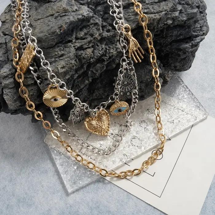 Collier à breloques superposées bicolore style bohème audacieux