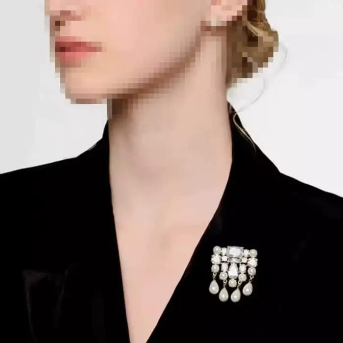 Broche incrustée de perles de strass scintillants de luxe à la mode