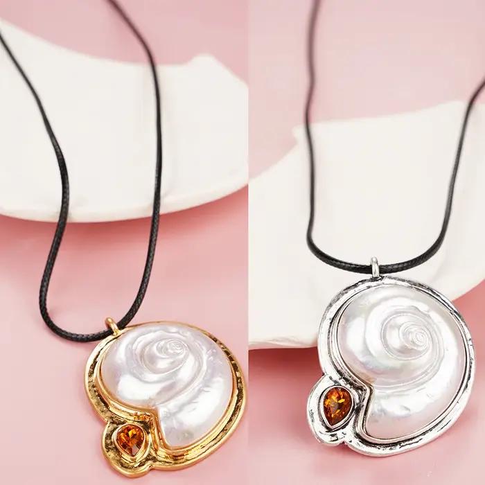 Grand Collier Conque Blanc, Pull-Over
