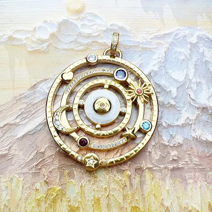 Pendentif Talisman Cosmique Galaxie d'Amour Dorée en Argent Sterling 925 Zirconium Blanc Élégant pour Occasions Spéciales Femme