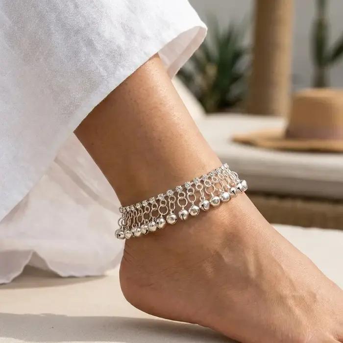 Chaîne de cheville vintage ethnique à pampilles avec clochette plaquée rhodium ou zinc vert armée pour femme style plage décontracté occassions spéciales