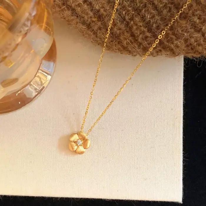 Nouveau collier pendentif fleur petite en or antique avec diamants