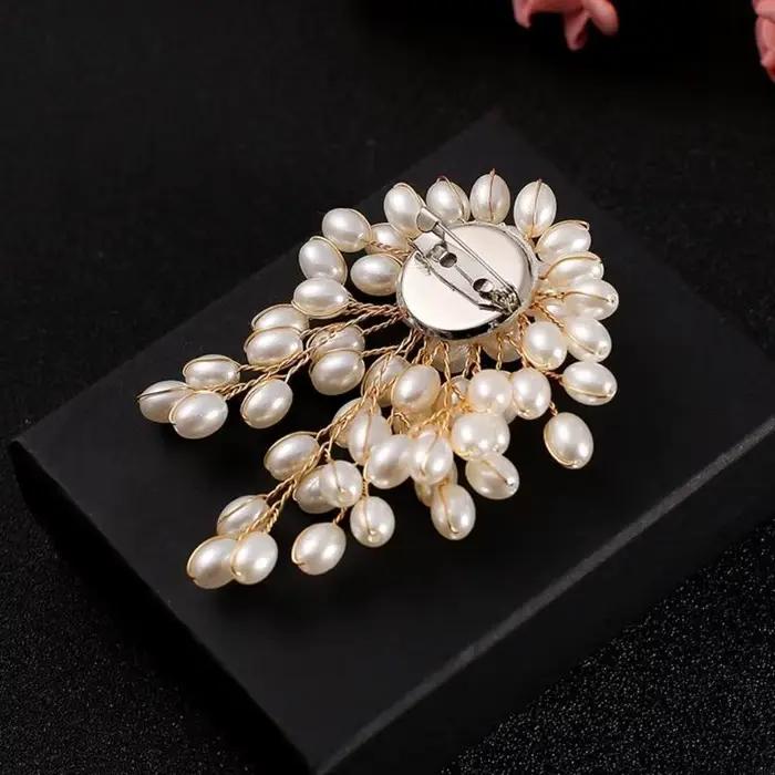 Broche de perles pour femmes élégantes